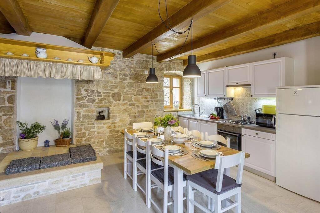 House Kristina **** Villa Burići Eksteriør billede