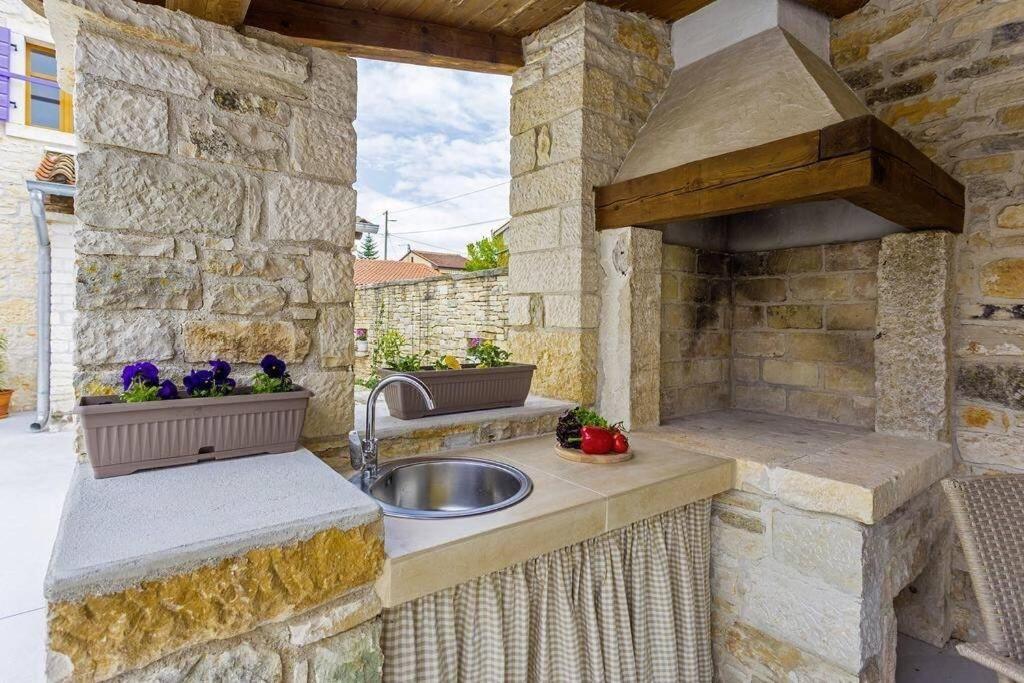 House Kristina **** Villa Burići Eksteriør billede